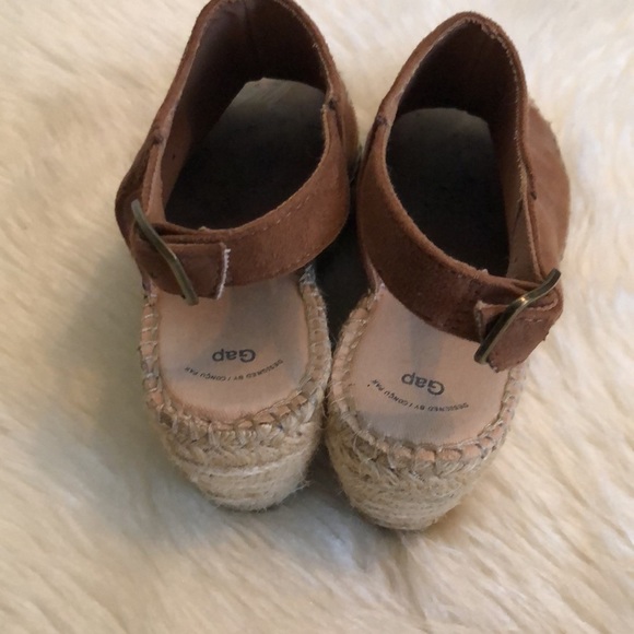 2/$25 GAP brown faux suede sandals size 6 - Picture 4 of 9